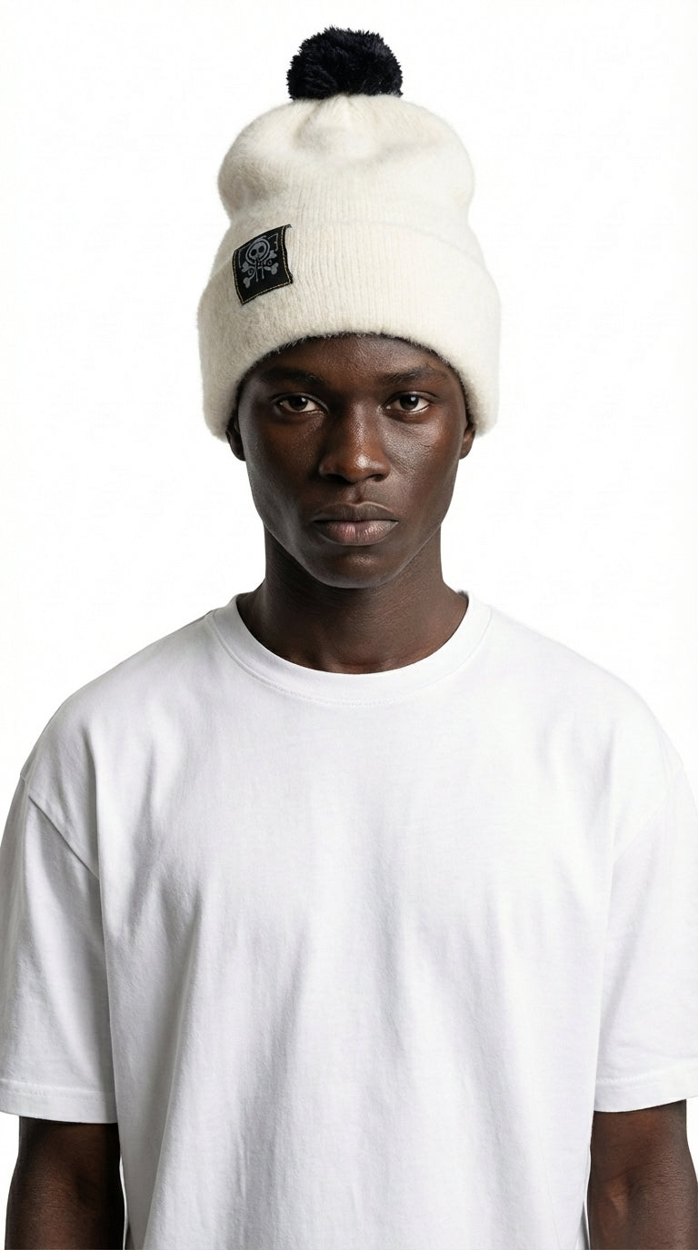 Bonnet d’hiver en cachemire beige avec pompon noir porté en studio, bonnet chaud, élégant et unisexe.