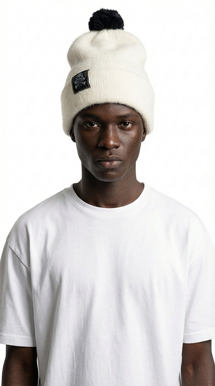 Bonnet d’hiver en cachemire beige avec pompon noir porté en studio, bonnet chaud, élégant et unisexe.