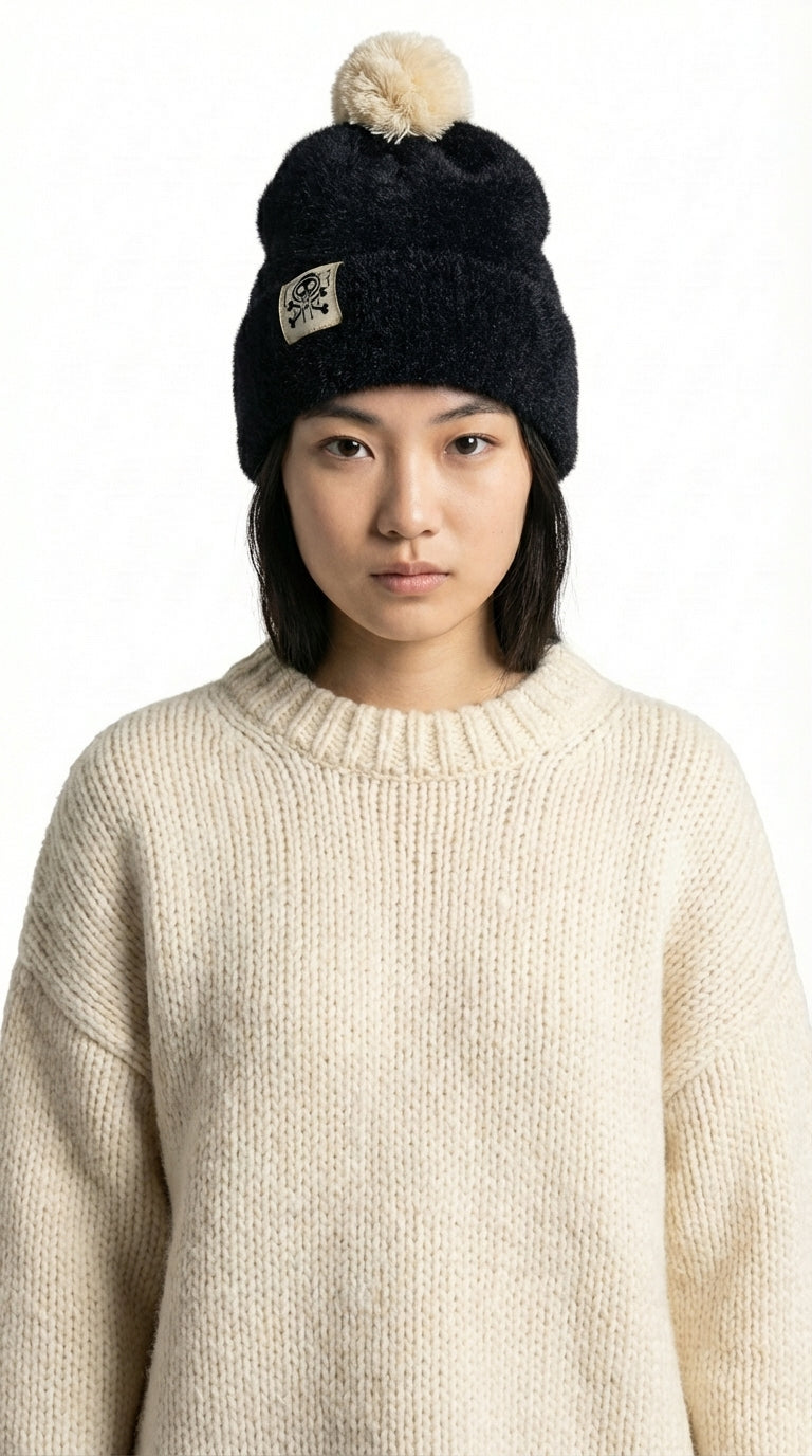 Bonnet d’hiver en cachemire noir porté en studio, taille unique extensible, confort optimal et style minimaliste.