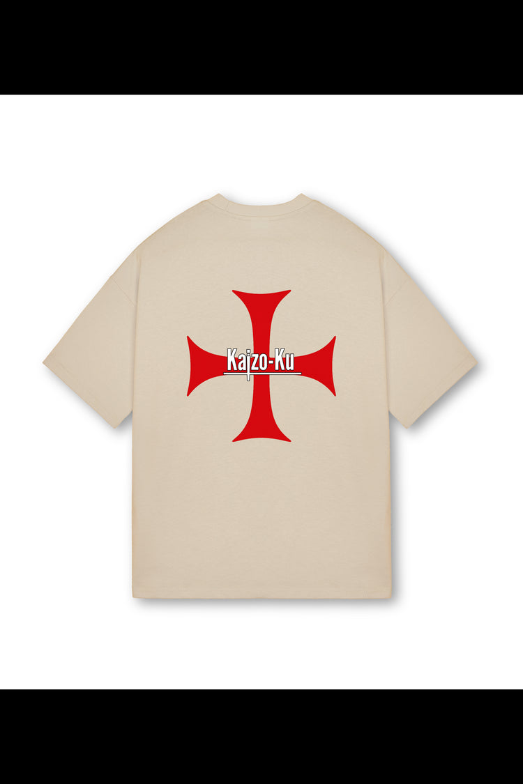 T-shirt beige avec grande croix rouge stylisée et logo Kaizo-Ku au centre