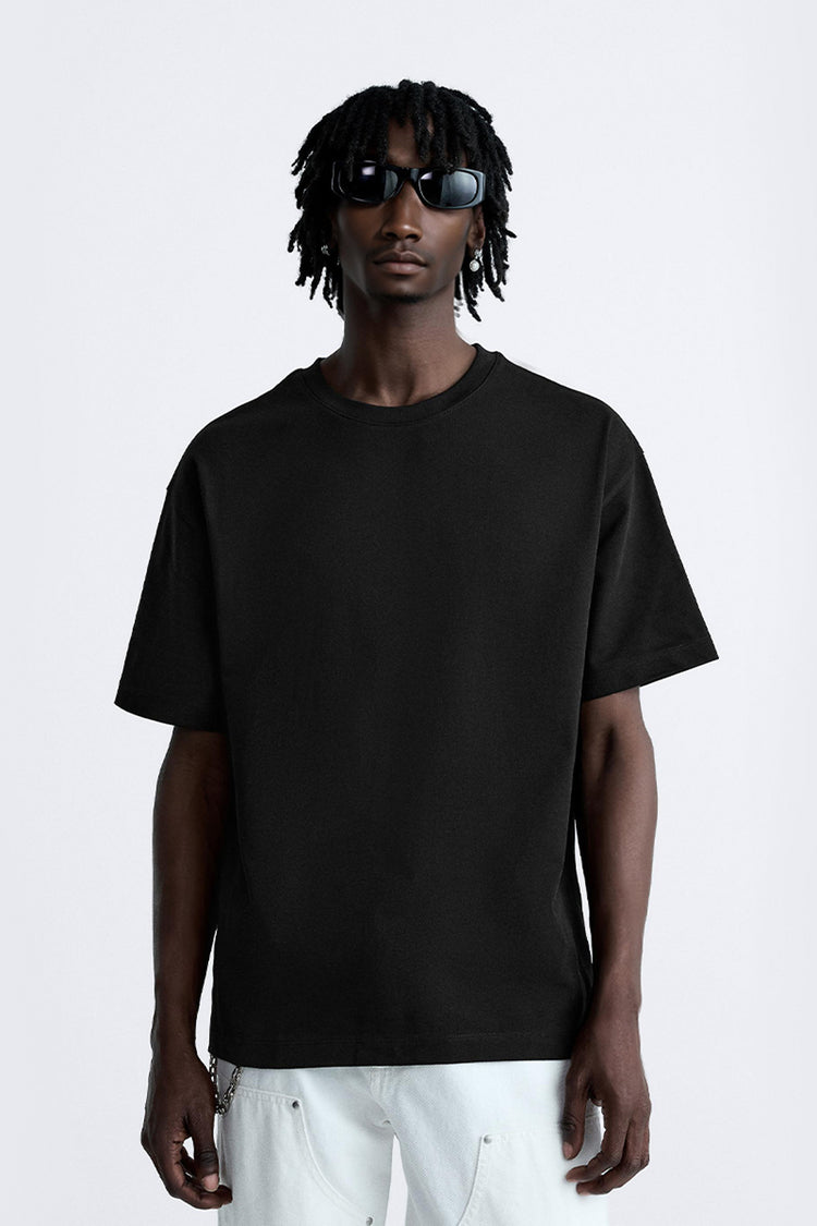 Gros plan sur le t-shirt oversized Kaizo-Ku, mettant en avant la qualité du tissu et la coupe moderne. Un essentiel streetwear qui s’adapte à toutes les silhouettes.