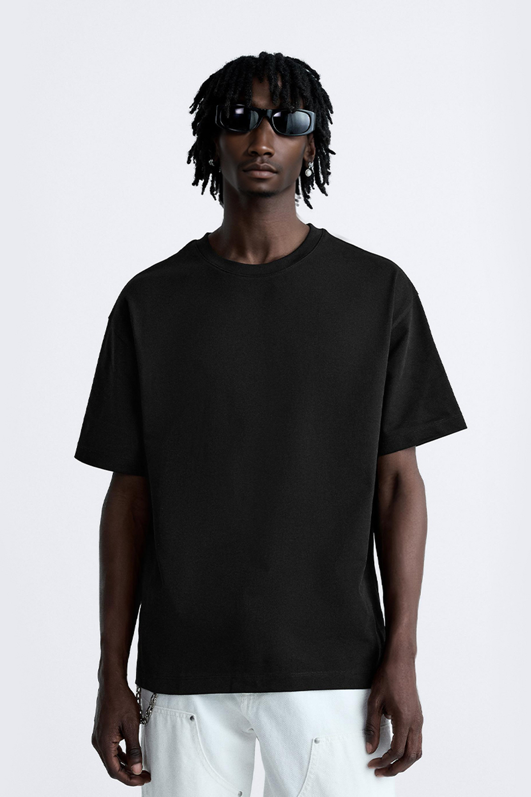 Gros plan sur le t-shirt oversized Kaizo-Ku, mettant en avant la qualité du tissu et la coupe moderne. Un essentiel streetwear qui s’adapte à toutes les silhouettes.