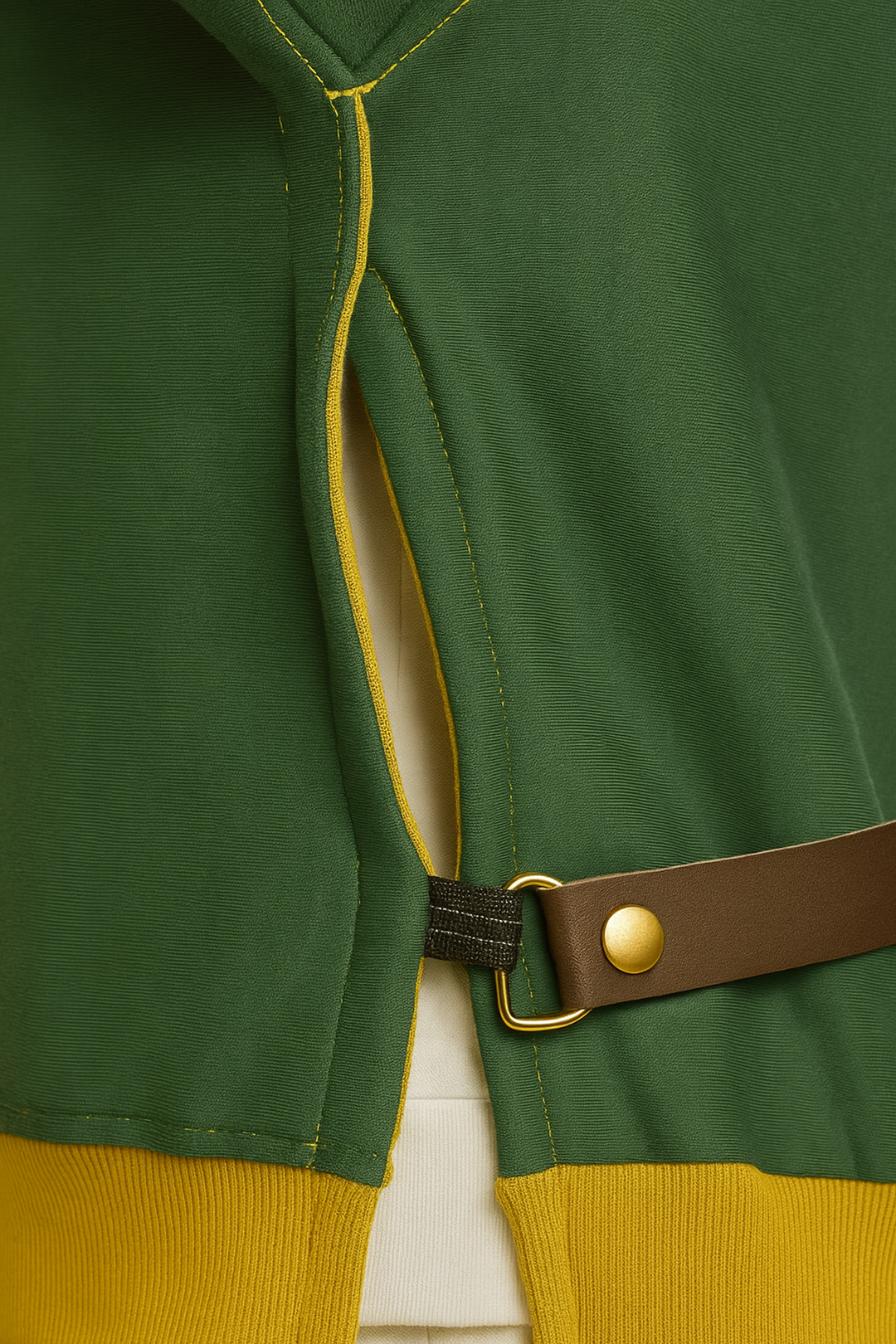 Zoom sur la finition latérale du hoodie Zelda : une ouverture réglable reliée par une lanière de cuir et un rivet doré. Ce détail, directement inspiré de la tunique de Link, apporte une touche d’authenticité et de modernité à ce vêtement streetwear geek.