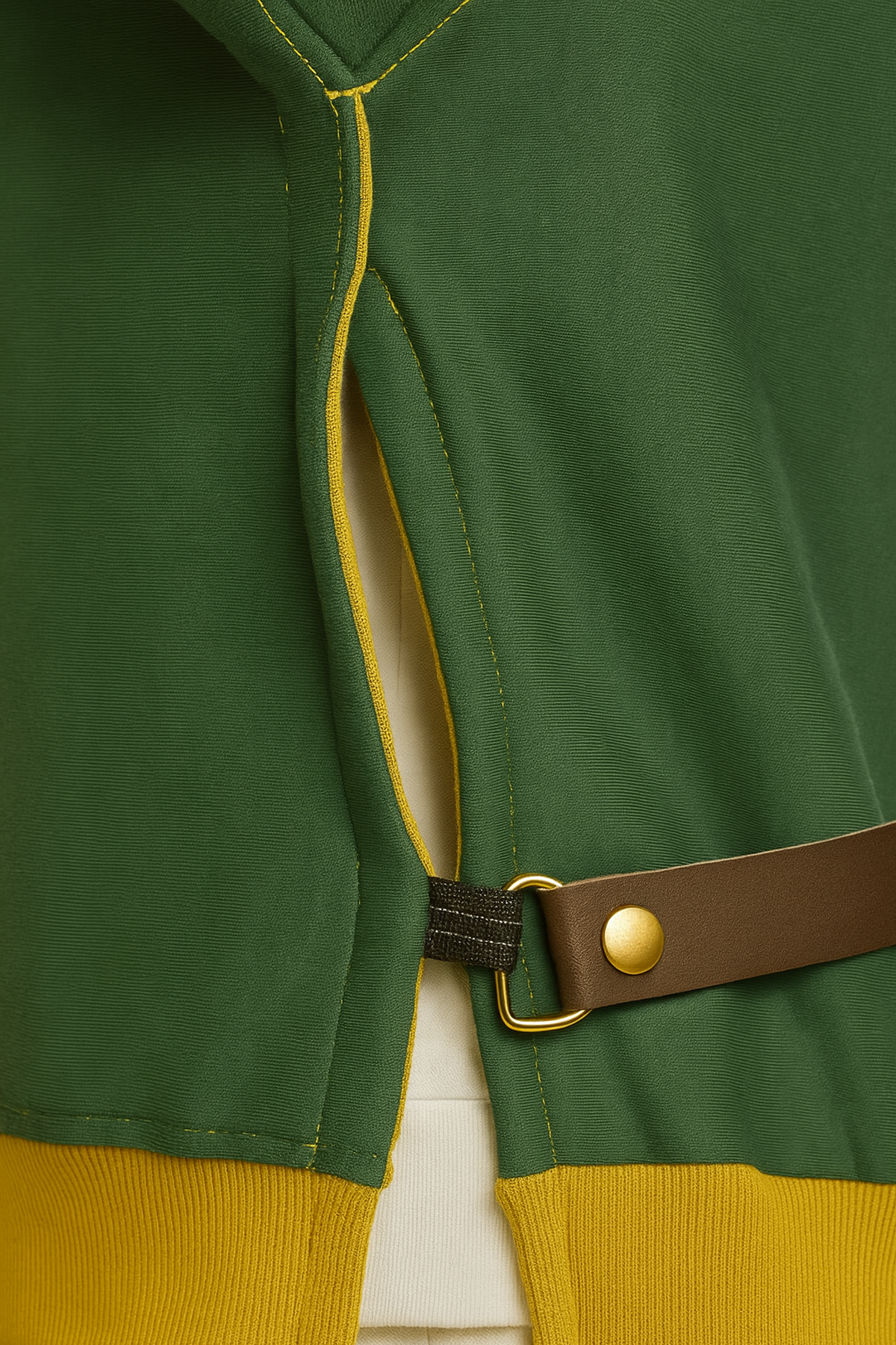 Zoom sur la finition latérale du hoodie Zelda : une ouverture réglable reliée par une lanière de cuir et un rivet doré. Ce détail, directement inspiré de la tunique de Link, apporte une touche d’authenticité et de modernité à ce vêtement streetwear geek.