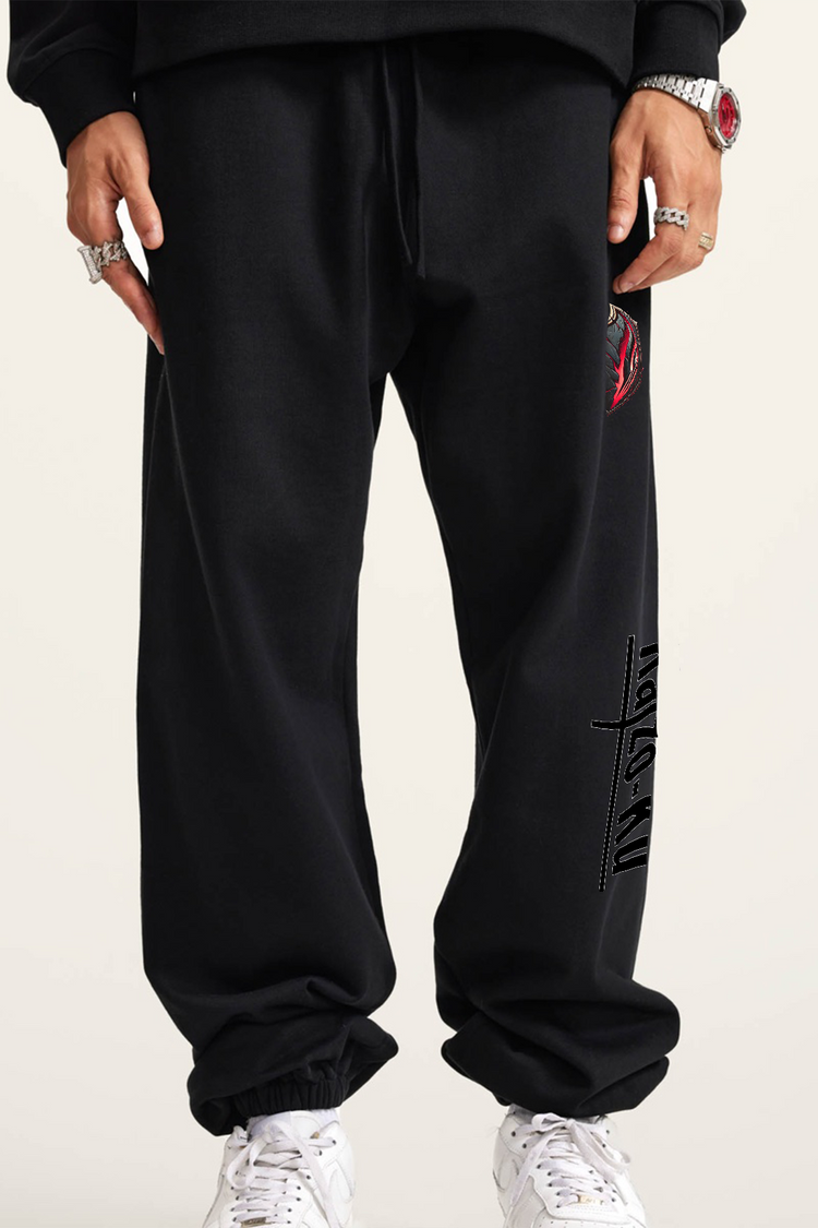 Zoom sur le jogger Kaizo-Ku X Kitano, avec son imprimé puissant sur la jambe, conçu pour affirmer votre présence.
