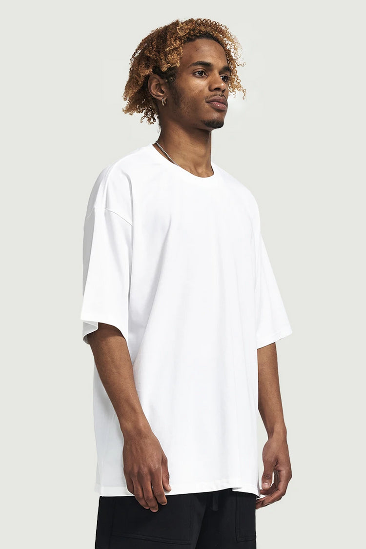 T-shirt blanc avec silhouette en chute et citation inspirée sur le dos, signé Kaizo-Ku
