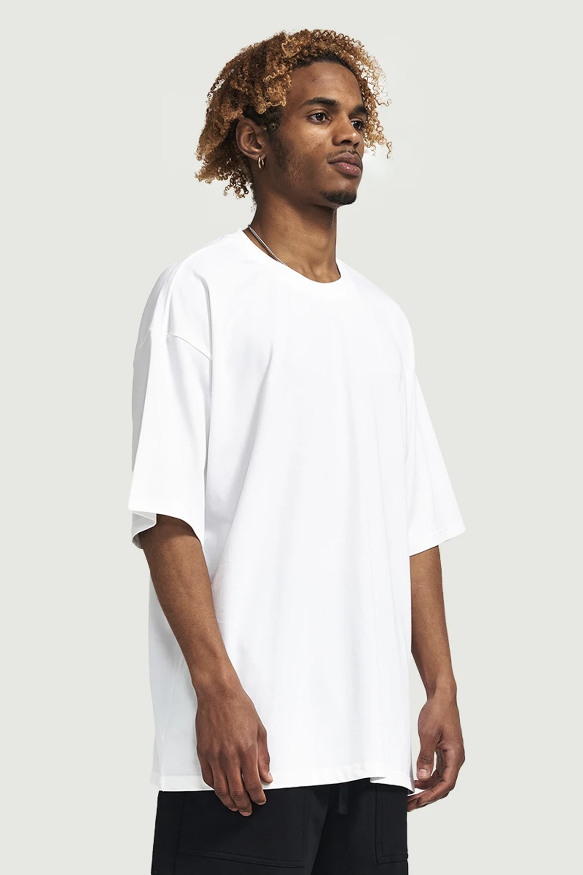 T-shirt blanc avec silhouette en chute et citation inspirée sur le dos, signé Kaizo-Ku