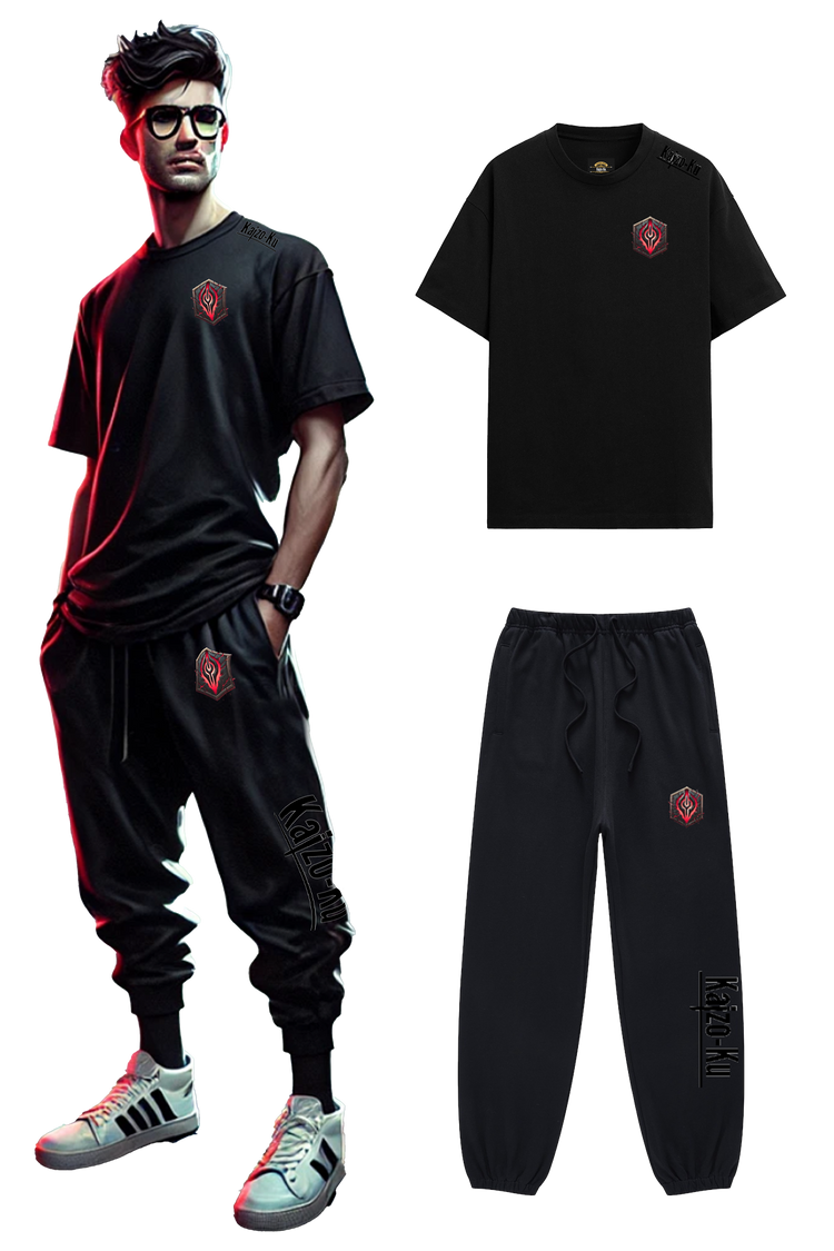 Un aperçu détaillé de l’ensemble streetwear Kaizo-Ku X Kitano, avec son t-shirt oversized et son jogger ajusté, arborant un imprimé audacieux inspiré d’une culture de force et de discipline.