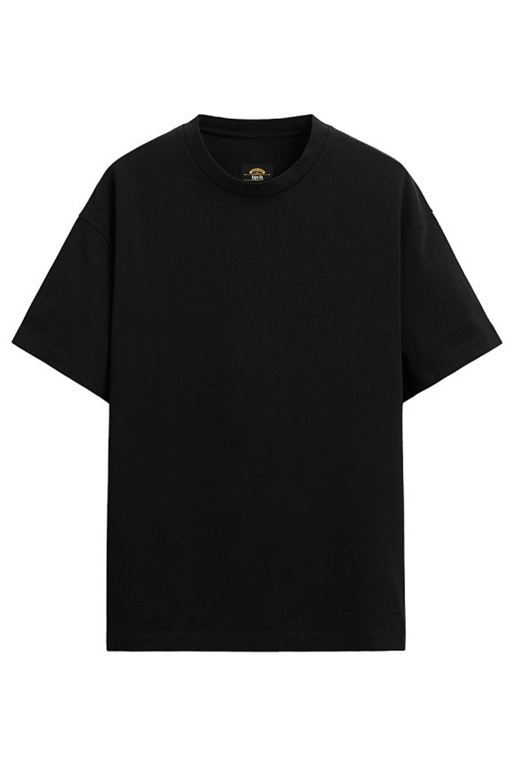 Sobre et élégant sur le devant, ce t-shirt met en avant un design minimaliste qui contraste avec le dos audacieux. Un équilibre parfait entre discrétion et force visuelle.