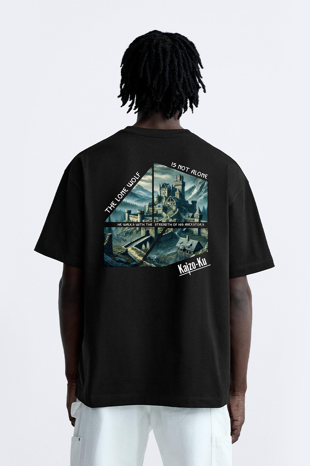 Découvrez le t-shirt oversized Kaizo-Ku Lone Wolf, inspiré des forteresses antiques et des guerriers solitaires. Un design qui évoque résilience et puissance intérieure.