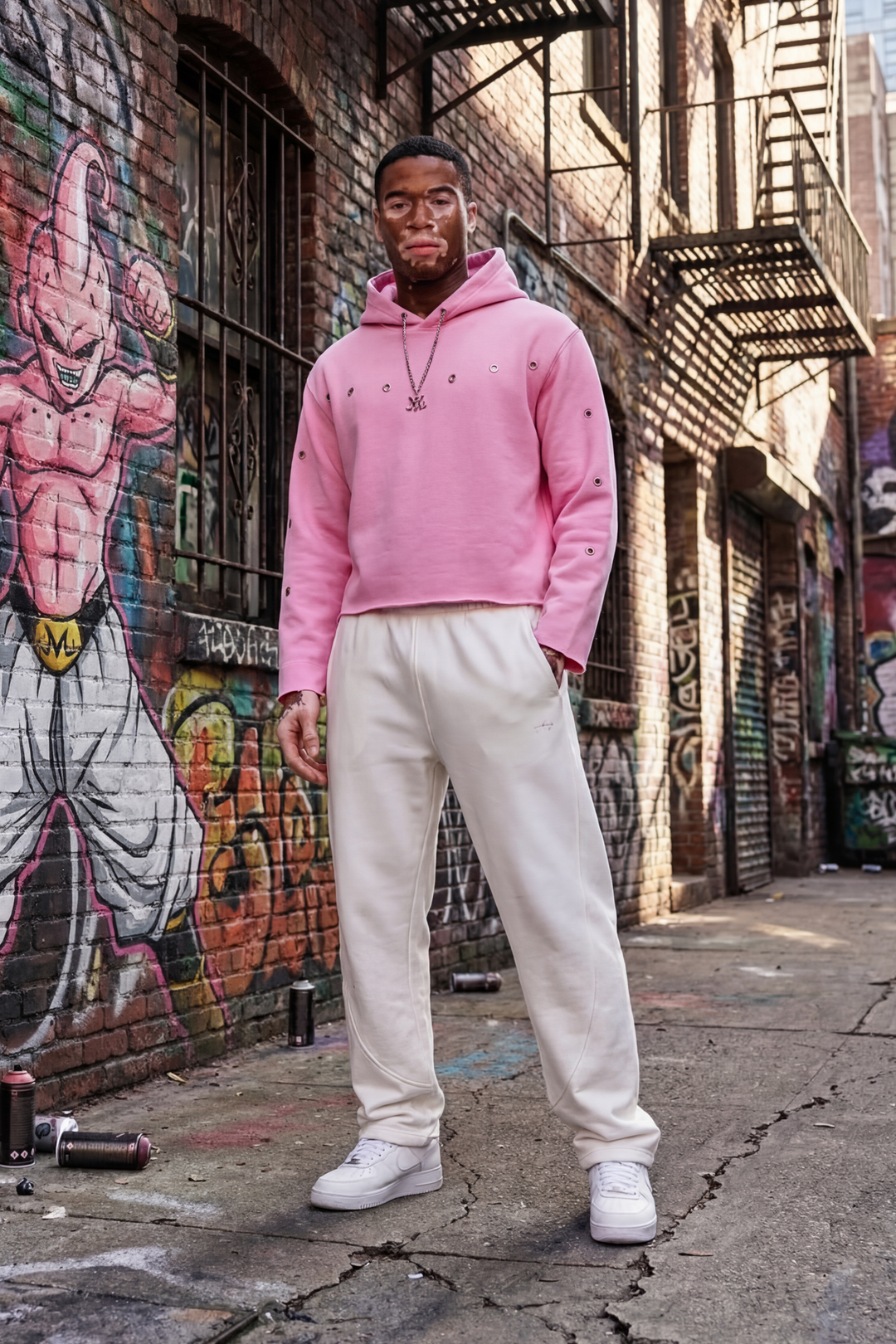 Hoodie rose inspiré de Majin Buu Dragon Ball Z porté, coupe boxy cropped, coton French Terry 460g, œillets métalliques
