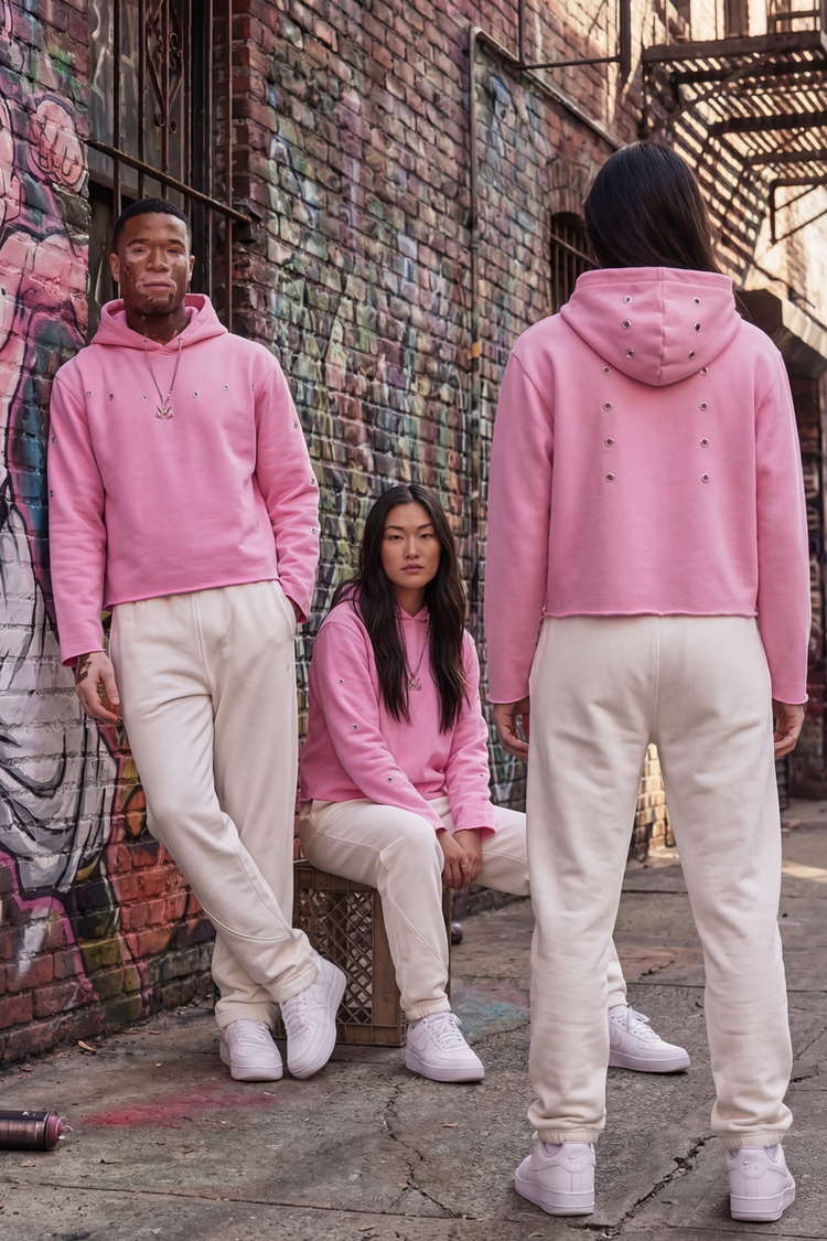 Hoodie streetwear rose inspiré de Majin Buu Dragon Ball Z porté par homme et femme, coupe boxy cropped, style urbain premium