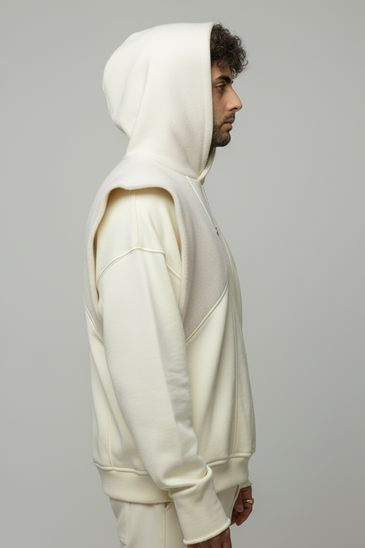 Vue de profil droit du hoodie Gandalf le Blanc par Kaizo-Ku, vêtement premium inspiré de la tenue du mage du Seigneur des Anneaux. Confection en French Terry 460g et laine naturelle.