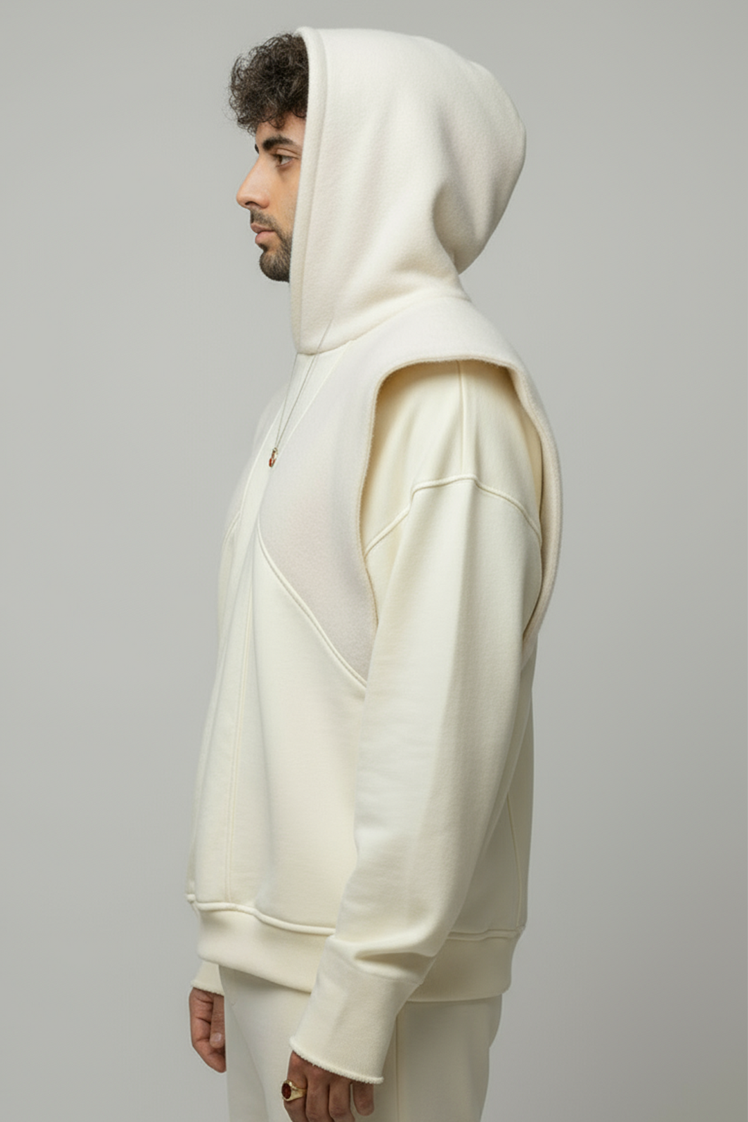 Vue de profil gauche du hoodie Kaizo-Ku Gandalf le Blanc. Coupe oversize tombante, capuche structurée et épaules larges en laine blanche. Design inspiré du mage Gandalf dans le Seigneur des Anneaux.