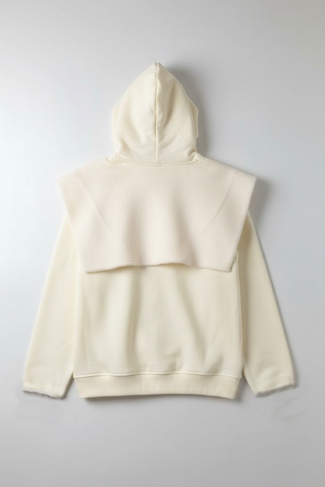 Photo à plat du hoodie Gandalf le Blanc Kaizo-Ku. Détails visibles : panneau d’épaule en laine blanche, capuche ample et finition couture haut de gamme.