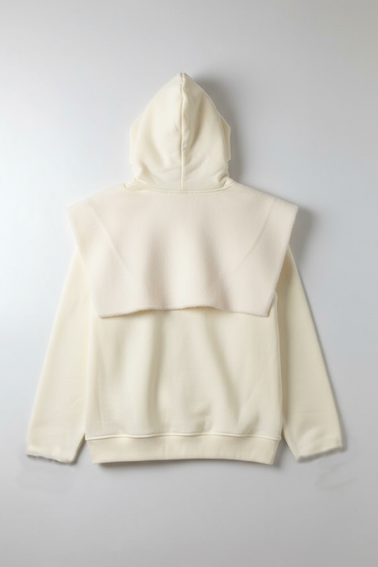 Photo à plat du hoodie Gandalf le Blanc Kaizo-Ku. Détails visibles : panneau d’épaule en laine blanche, capuche ample et finition couture haut de gamme.