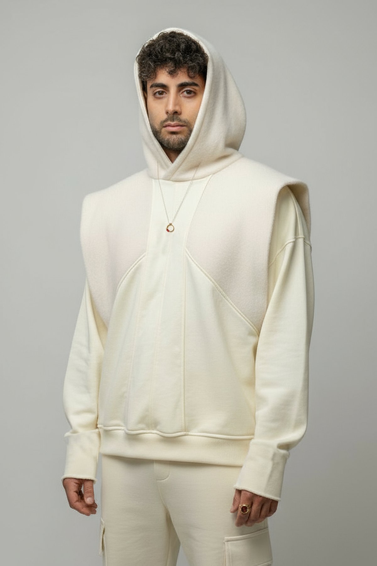 Vue avant du hoodie Gandalf le Blanc porté. Création Kaizo-Ku inspirée de Gandalf dans le Seigneur des Anneaux. Coupe oversize, matières premium laine et French Terry 460g, pendentif anneau en référence à Tolkien.