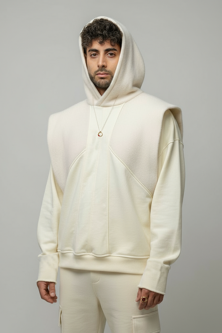 Vue avant du hoodie Gandalf le Blanc porté. Création Kaizo-Ku inspirée de Gandalf dans le Seigneur des Anneaux. Coupe oversize, matières premium laine et French Terry 460g, pendentif anneau en référence à Tolkien.