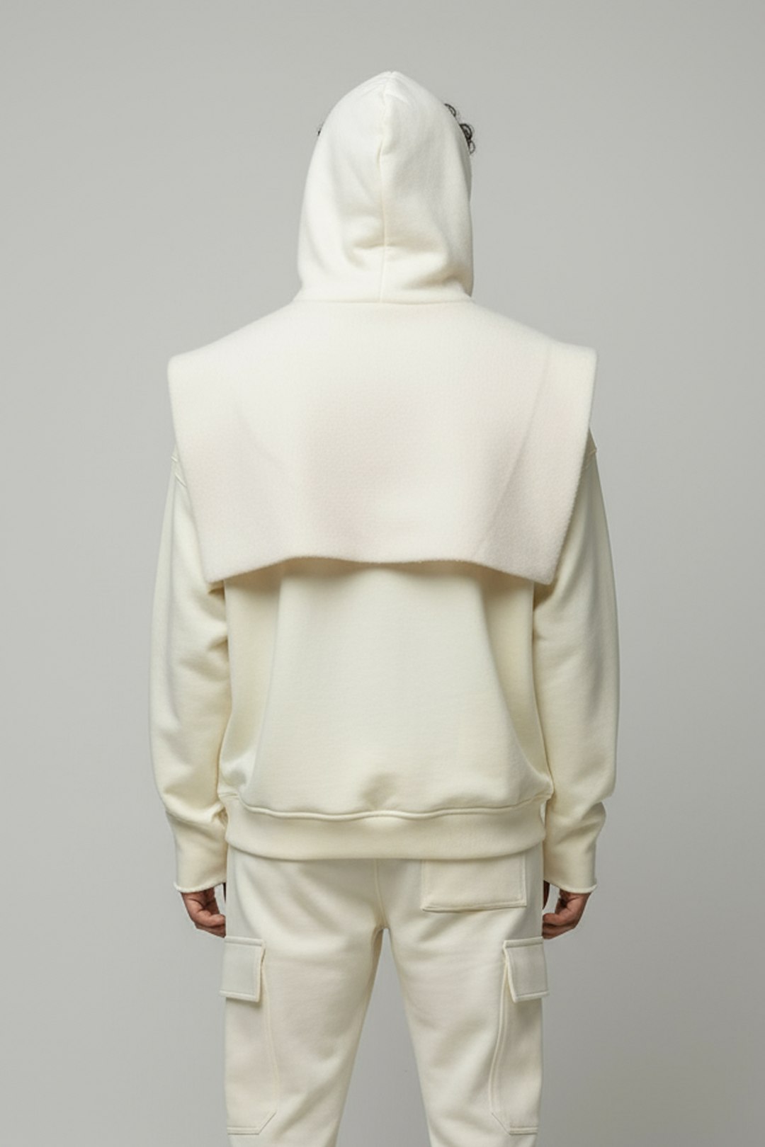 Vue arrière du hoodie “Gandalf le Blanc” Kaizo-Ku, inspiré du Seigneur des Anneaux. Capuche ample et épaulières en laine blanche, coupe oversize artisanale fabriquée en Bretagne.