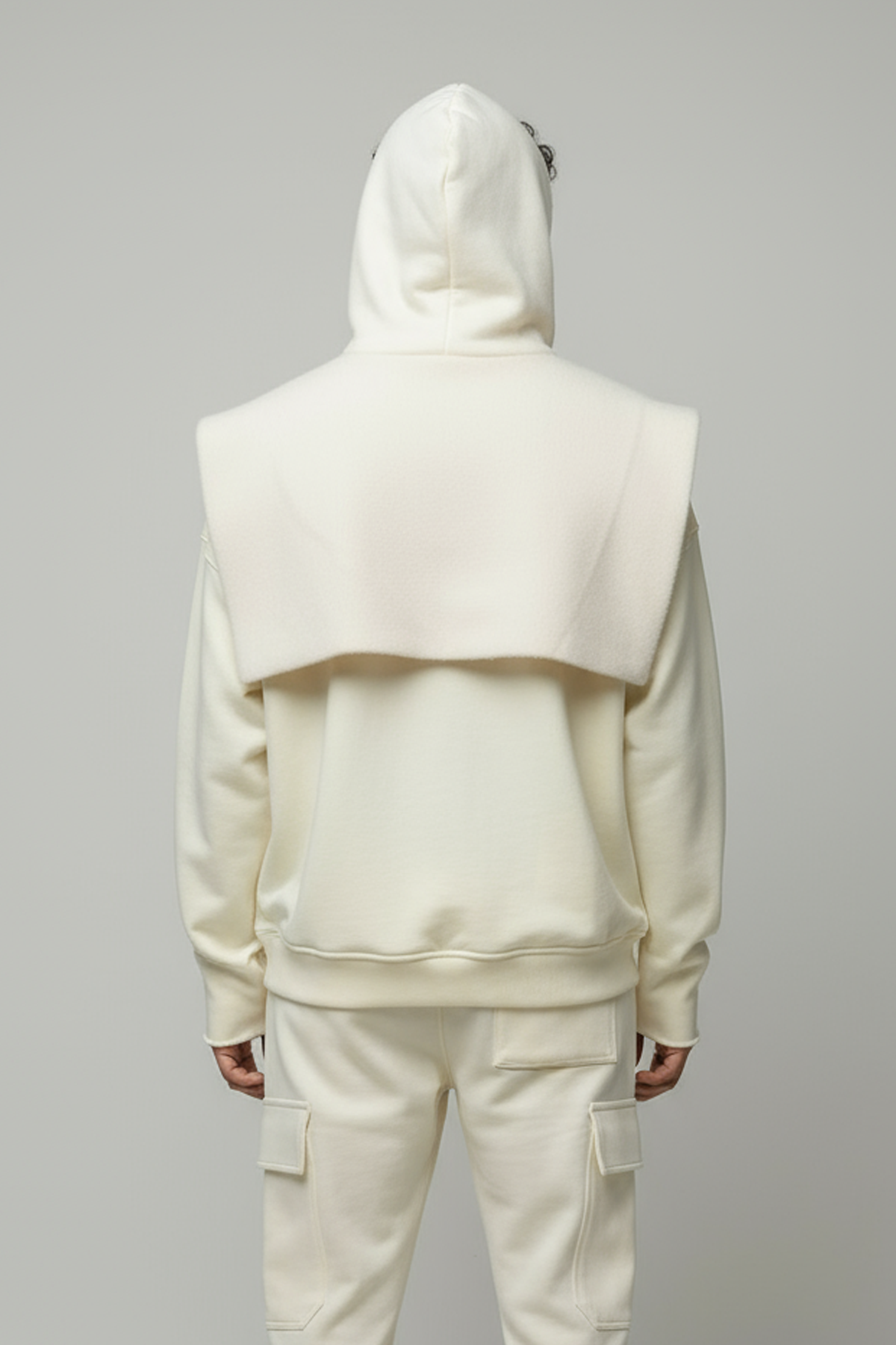 Vue arrière du hoodie “Gandalf le Blanc” Kaizo-Ku, inspiré du Seigneur des Anneaux. Capuche ample et épaulières en laine blanche, coupe oversize artisanale fabriquée en Bretagne.