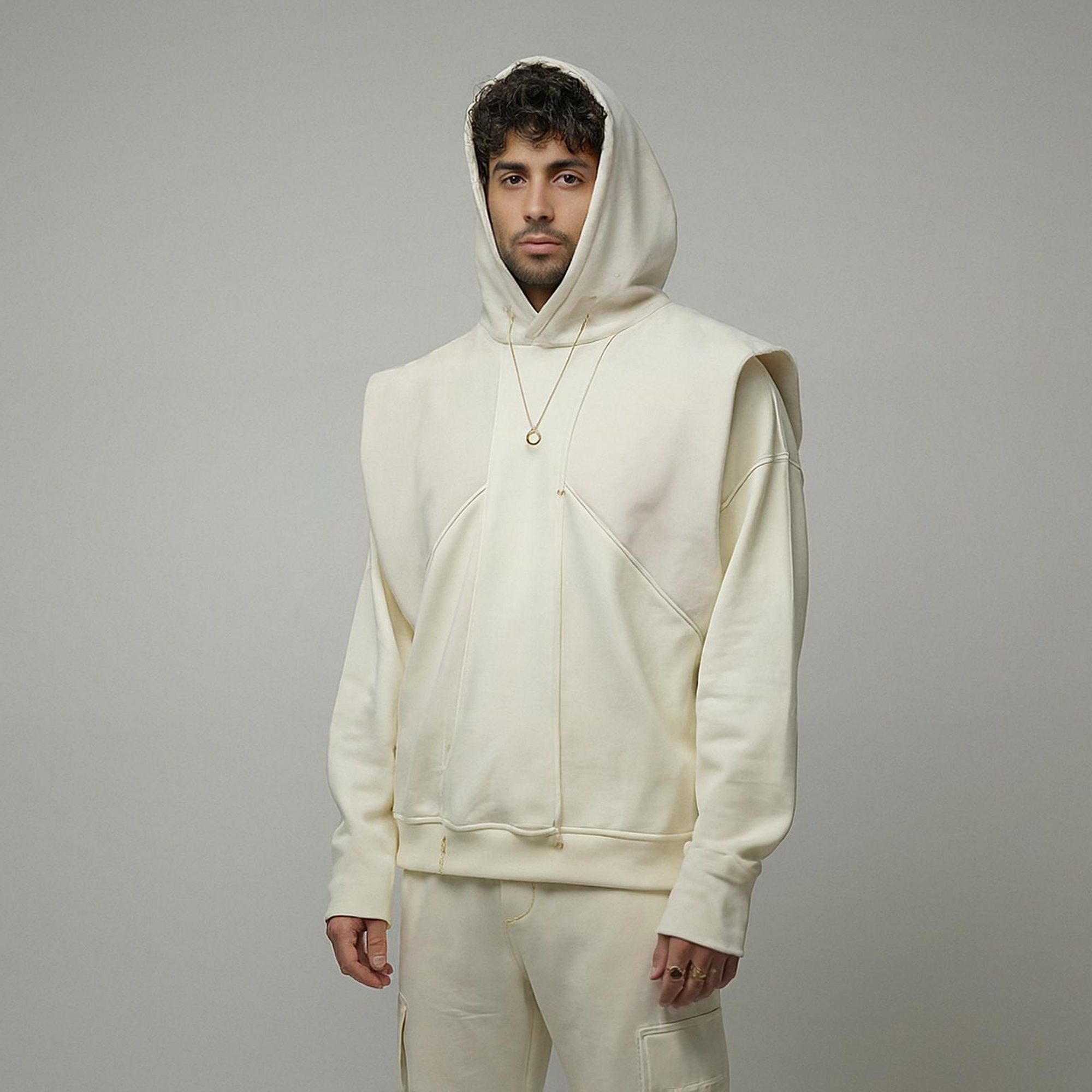Hoodie Gandalf le Blanc Kaizo-Ku inspiré du Seigneur des Anneaux, confectionné en French Terry 460g et cachemire sur les épaules et la capuche. Coupe oversize tombante, fabriqué artisanalement en Bretagne.