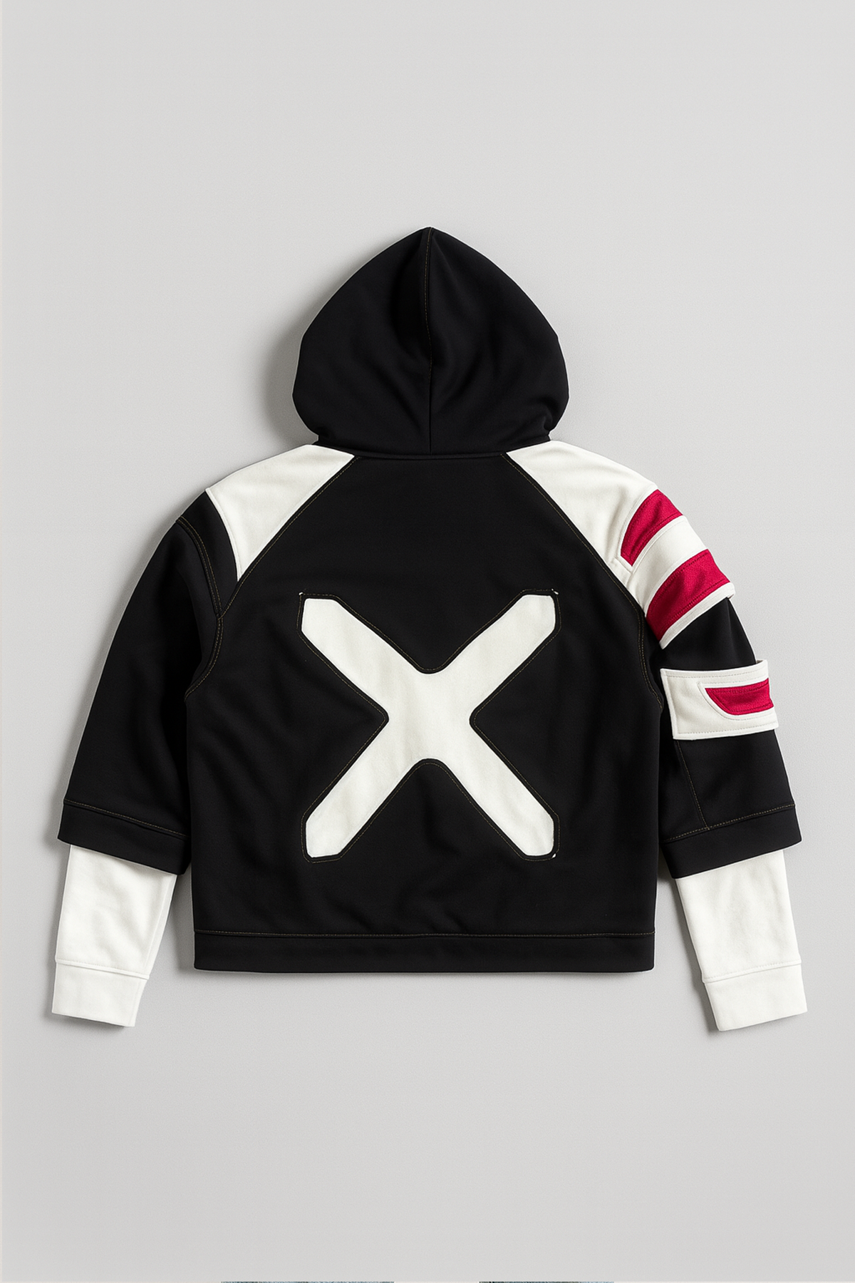 Vue à plat du dos du hoodie révélant le grand X blanc iconique, les manches superposées off-white et les panneaux de cuir rouge sur l’épaule. Idéal pour mettre en avant le design complet et la qualité des matériaux utilisés.