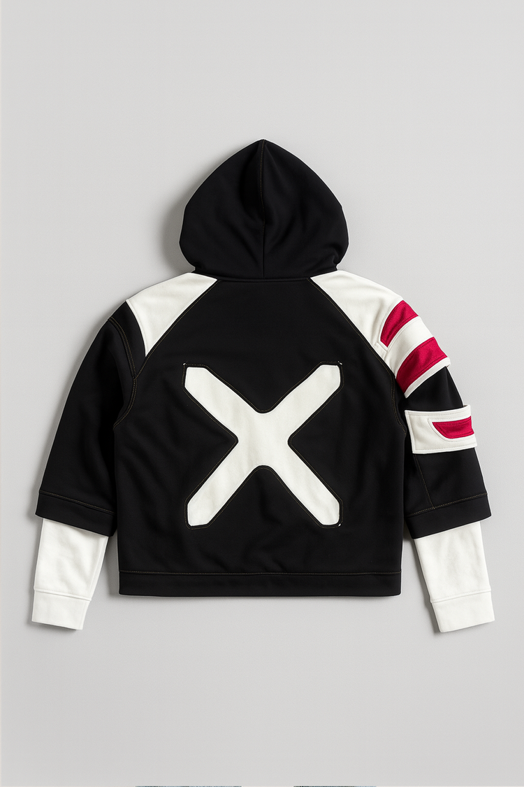 Vue à plat du dos du hoodie révélant le grand X blanc iconique, les manches superposées off-white et les panneaux de cuir rouge sur l’épaule. Idéal pour mettre en avant le design complet et la qualité des matériaux utilisés.
