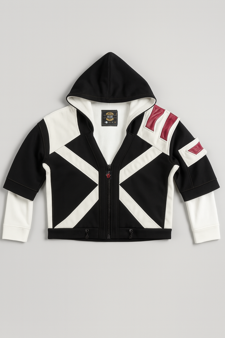 Vue à plat du hoodie Ichigo True Shikai pour apprécier la construction : capuche doublée off-white, panneaux blancs croisés, épaule rouge en cuir véritable et coupe courte streetwear. Cette image est idéale pour la fiche produit, les détails matières et la mise en avant du design original Kaizo-Ku.