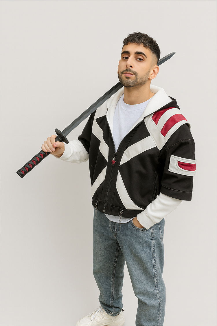 Le modèle présente le hoodie ouvert sur t-shirt blanc, katana posé sur l’épaule, ce qui met en avant l’épaule en cuir rouge, les bandes blanches et le denim noir. Parfait pour montrer le rendu du hoodie dans une tenue casual de tous les jours.
