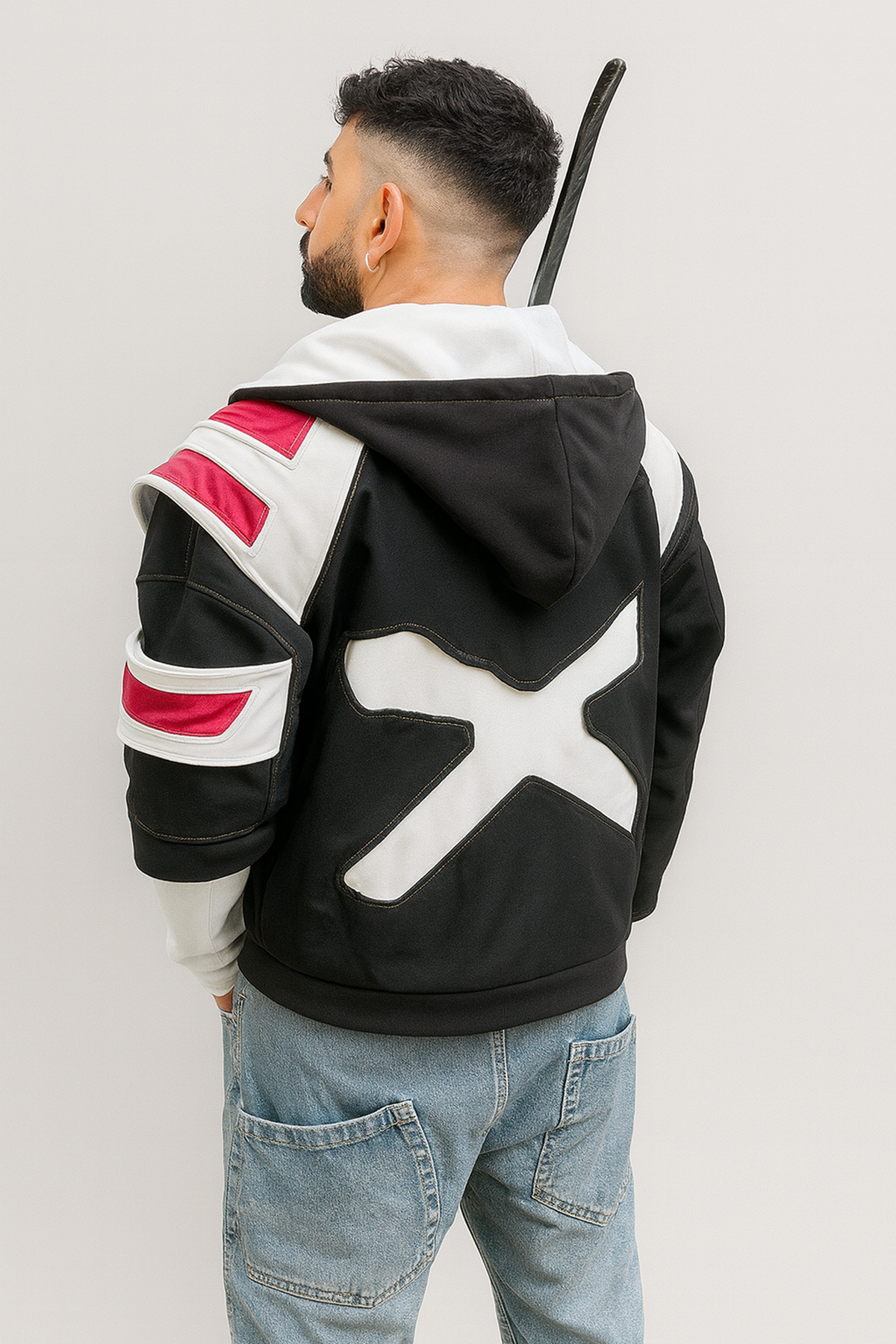 Le modèle présente le dos du hoodie, mettant en valeur le grand X blanc, la capuche noire et les détails rouges sur l’épaule. Cette photo montre le tombé réel du vêtement et son style streetwear inspiré de l’esthétique d’Ichigo.