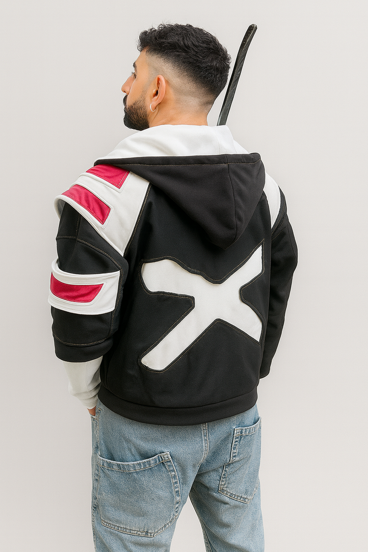 Le modèle présente le dos du hoodie, mettant en valeur le grand X blanc, la capuche noire et les détails rouges sur l’épaule. Cette photo montre le tombé réel du vêtement et son style streetwear inspiré de l’esthétique d’Ichigo.