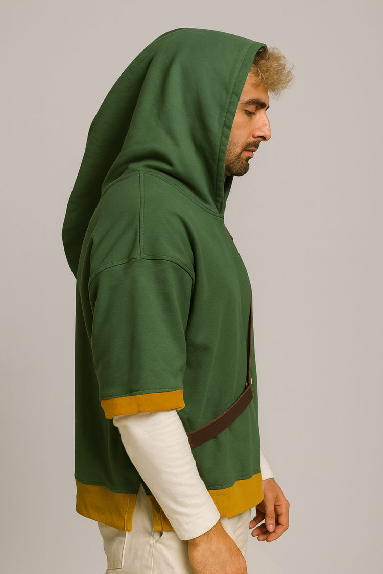 Ce sweat Zelda Link au style streetwear est mis en valeur dans une mise en scène studio avec la Master Sword. Manches courtes vertes avec sous-pull blanc intégré, détails en jean et pendentif Triforce : un design pensé pour les fans de Zelda souhaitant porter un vêtement inspiré de leur héros préféré, sans tomber dans le cosplay intégral.