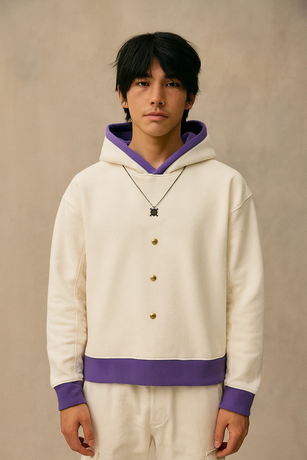 Hoodie Prestige porté par modèle, mettant en valeur les détails couture et la coupe inspirée manga.