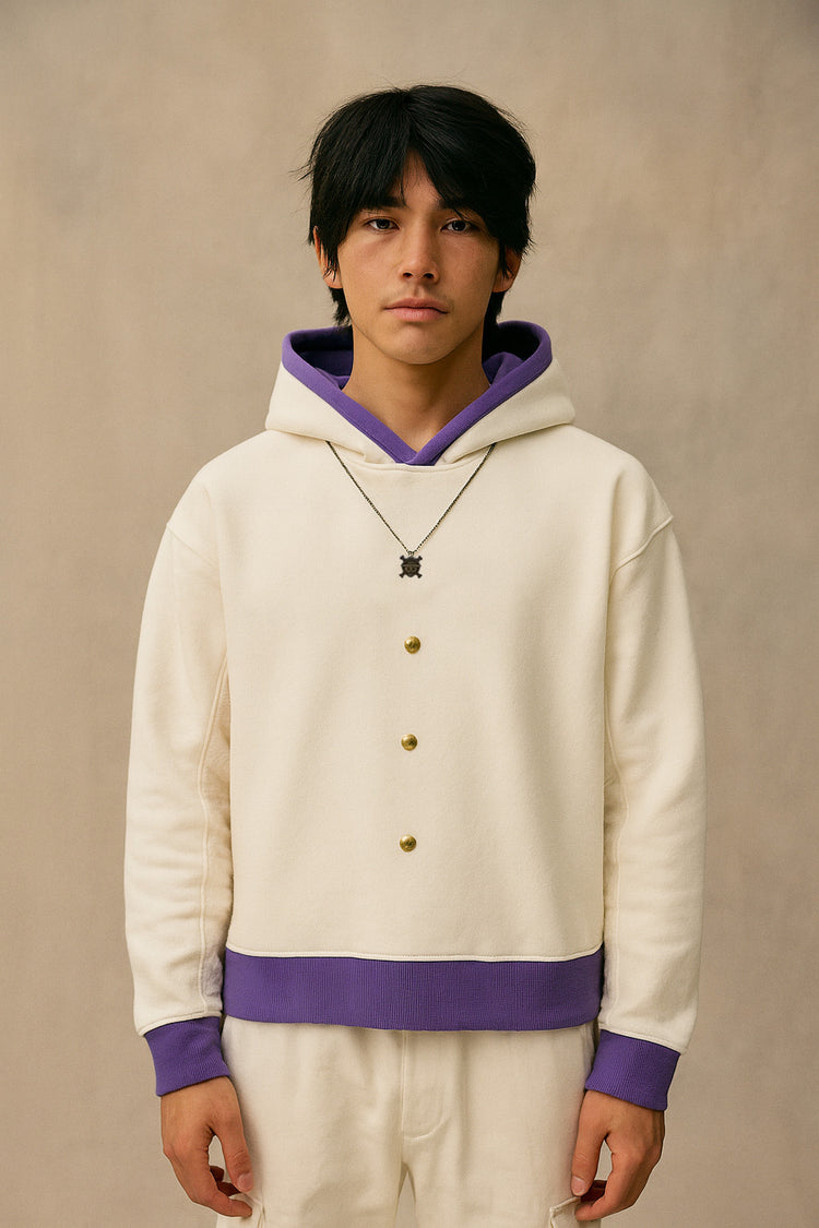 Hoodie Prestige porté par modèle, mettant en valeur les détails couture et la coupe inspirée manga.