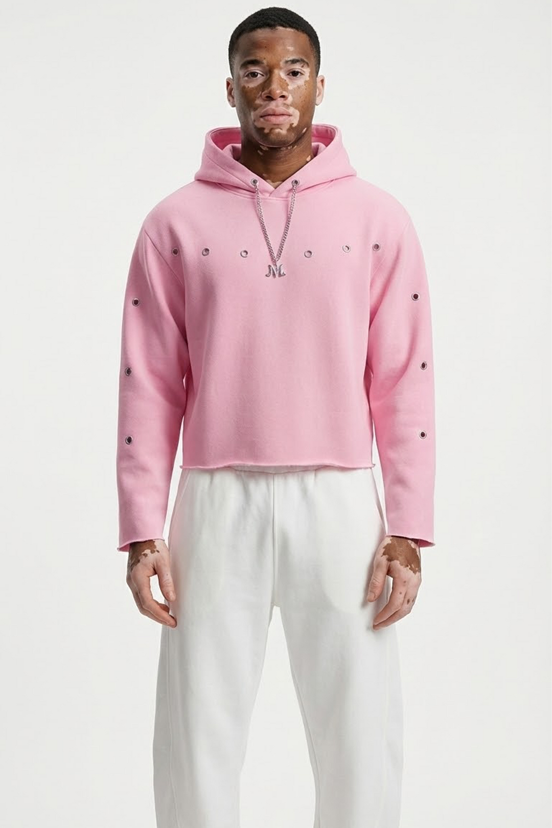 Hoodie rose inspiré de Majin Buu Dragon Ball Z porté en streetwear urbain, coton épais, coupe cropped moderne