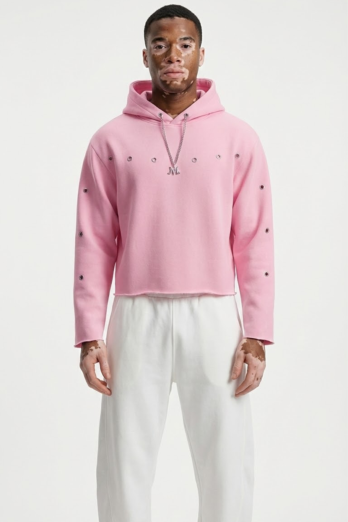 Hoodie rose inspiré de Majin Buu Dragon Ball Z porté en streetwear urbain, coton épais, coupe cropped moderne