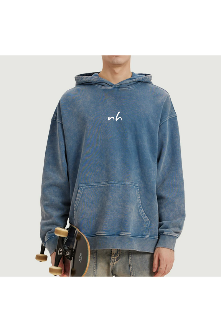 NHS_RL en plein style avec le hoodie bleu sun-faded, accessoirisé pour une vibe skate et urbaine.