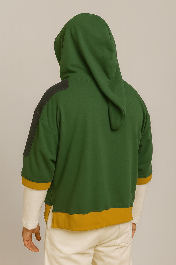 Ce hoodie Zelda se distingue par sa capuche allongée et son épaule renforcée en jean. La vue de dos met en valeur le design unique inspiré de Link dans The Legend of Zelda. Un sweat pensé pour les amateurs de mode geek et de streetwear héroïque.