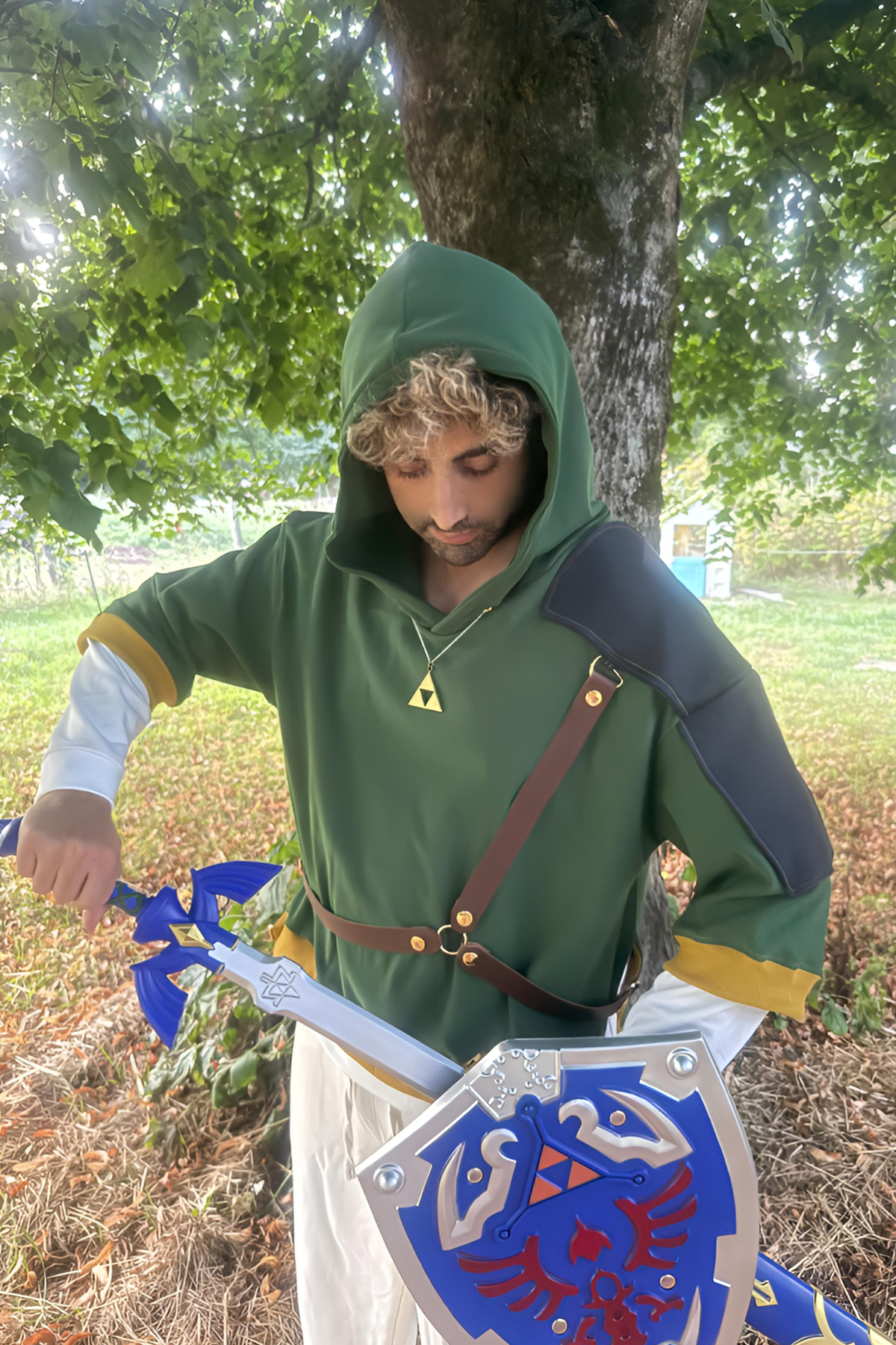 Mise en scène dans un temple mystique, ce hoodie Zelda reprend tous les codes de la tunique de Link. Avec ses finitions travaillées, sa coupe moderne et son pendentif Triforce, il offre aux fans de Zelda une pièce mode forte, entre streetwear et hommage à l’univers culte de Nintendo.