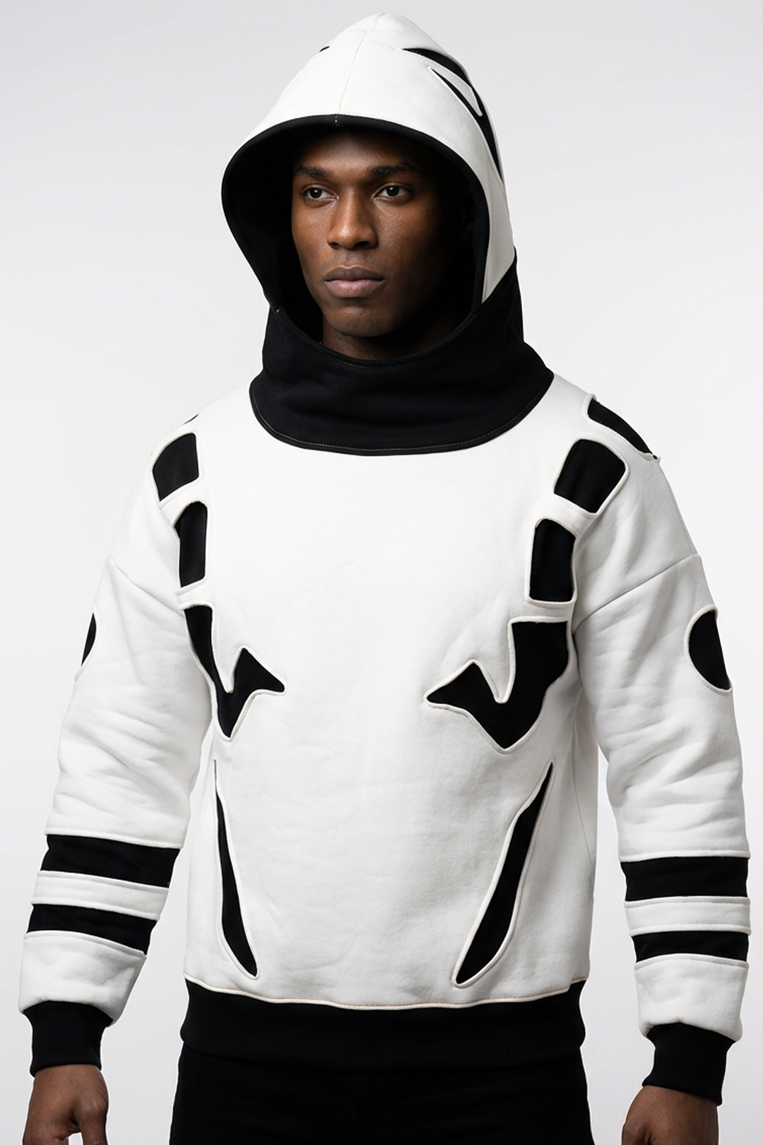 Vue rapprochée du hoodie inspiré de l’aura de Sukuna dans Jujutsu Kaisen. Motifs maudits stylisés, capuche structurée, matières épaisses premium. Une pièce artisanale conçue pour les passionnés de JJK et de streetwear haut de gamme.