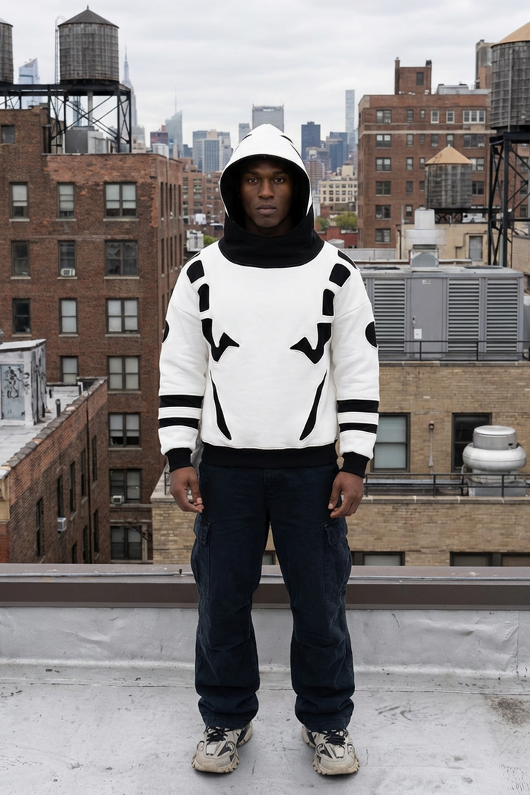 Hoodie streetwear inspiré de l’univers sombre de Jujutsu Kaisen porté en extérieur. Design maudit reconnaissable, contrastes forts, coupe moderne. Pensé pour ceux qui cherchent des vêtements JJK stylés et portables au quotidien.