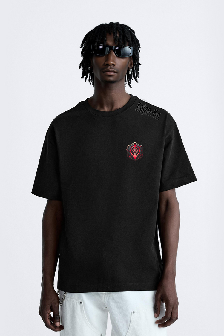 Le modèle porte fièrement l’ensemble, mettant en avant la coupe oversized et l’aura imposante du design. Une tenue qui allie confort et charisme.