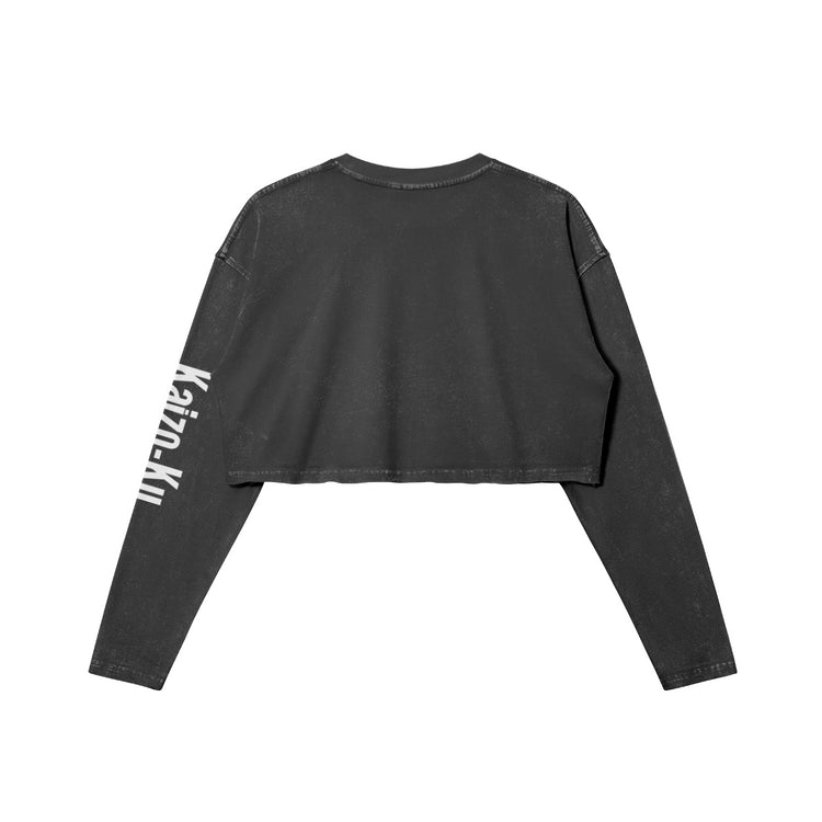 Vue de dos du Light Bringer Long Sleeve Crop Top. La coupe cropped est bien mise en avant, offrant une silhouette moderne et élégante. Le dos est épuré, sans logo, mettant l'accent sur la simplicité et la finition impeccable du vêtement. Le design est pensé pour offrir confort et style, avec une coupe décontractée adaptée au streetwear.