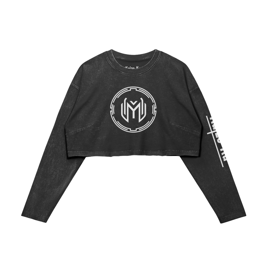 Le Maze Standard Long Sleeve Crop Top présenté à plat. Le logo minimaliste de Maze Esports est centré sur la poitrine, accompagné d'un logo supplémentaire sur la manche droite. Le design épuré et les finitions de haute qualité sont bien visibles, mettant en avant la modernité et la simplicité de ce crop top streetwear pour femme.