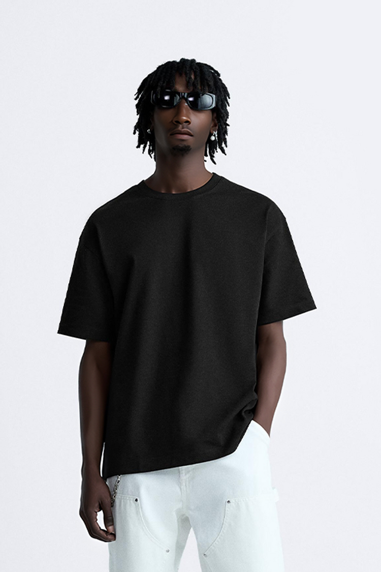 Un look oversize et imposant, parfaitement adapté au style streetwear. Le T-shirt Berserker Sauvage porté par notre mannequin révèle sa coupe loose et son confort inégalé.