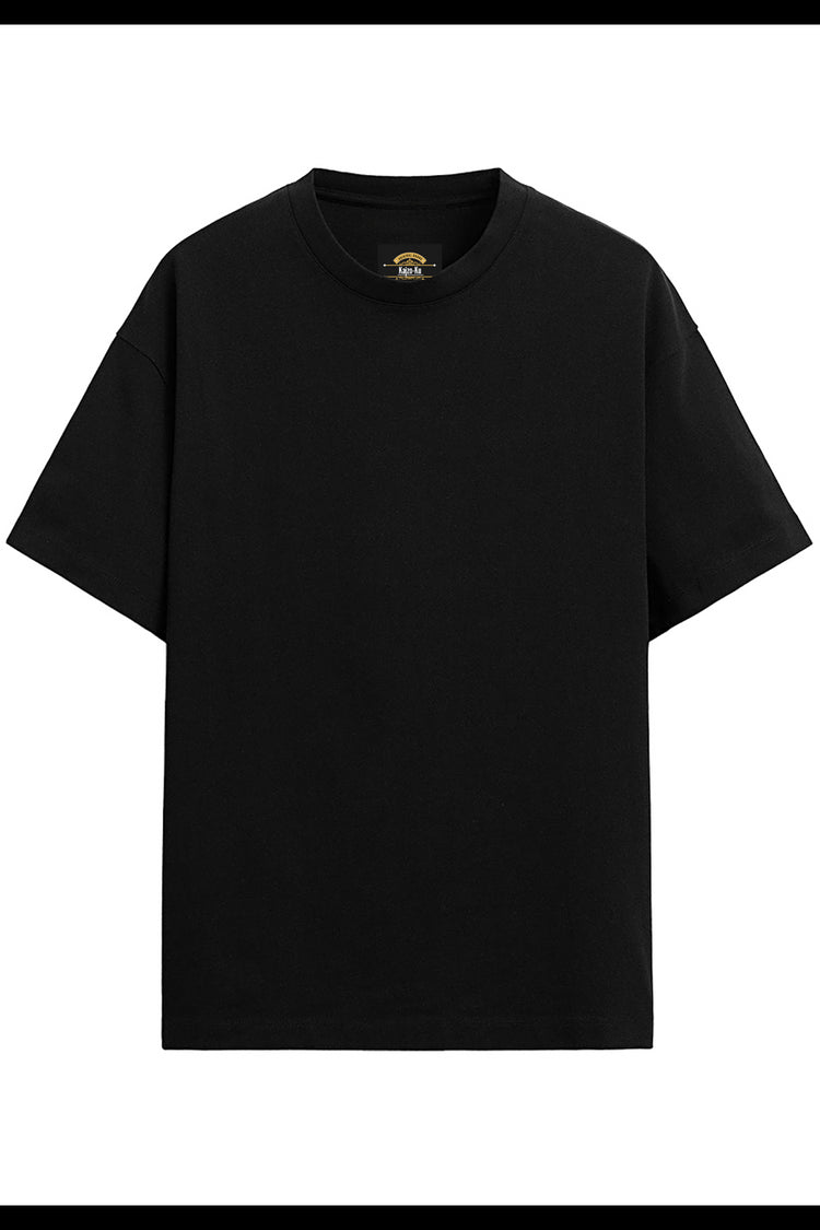 Le t-shirt oversized Kaizo-Ku Dark Mystic porté dans un look streetwear minimaliste. Sa coupe ample et son tissu premium garantissent un confort optimal et un style audacieux.