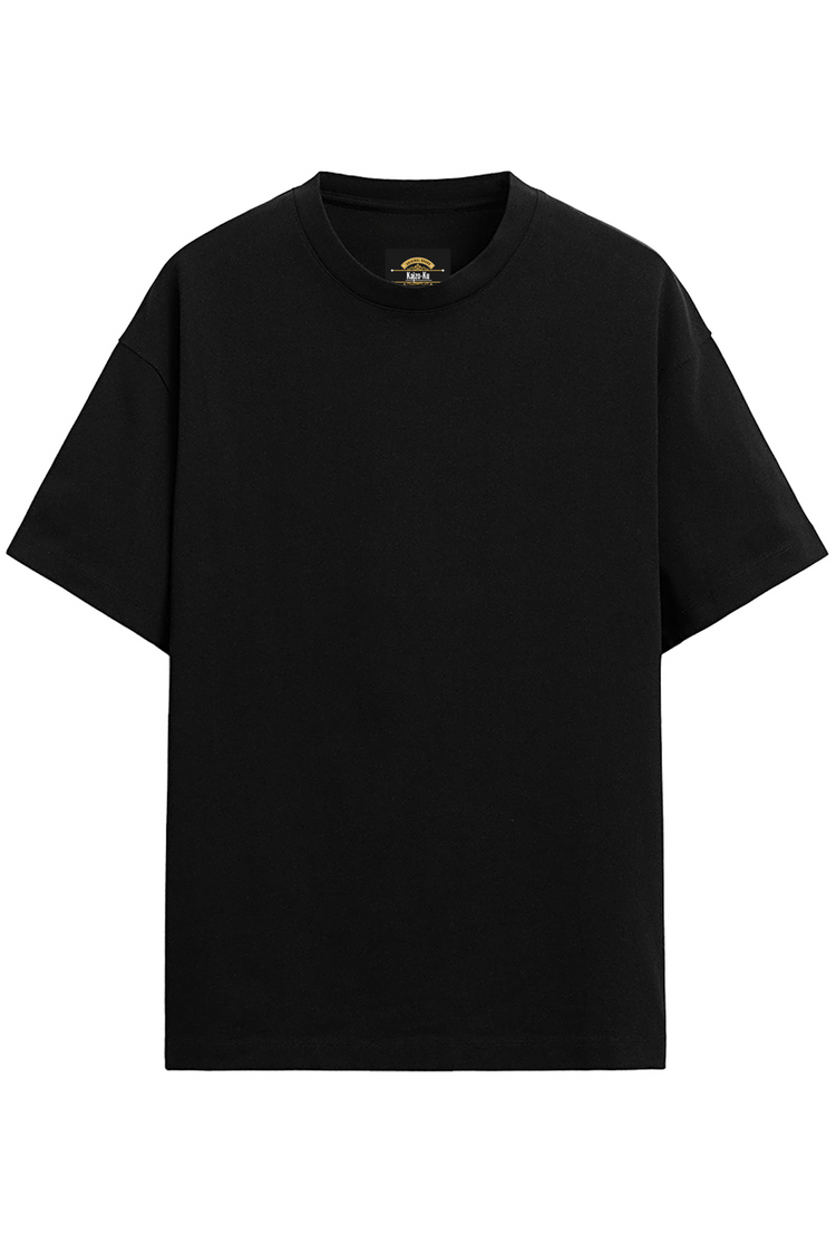 Le t-shirt oversized Kaizo-Ku Dark Mystic porté dans un look streetwear minimaliste. Sa coupe ample et son tissu premium garantissent un confort optimal et un style audacieux.