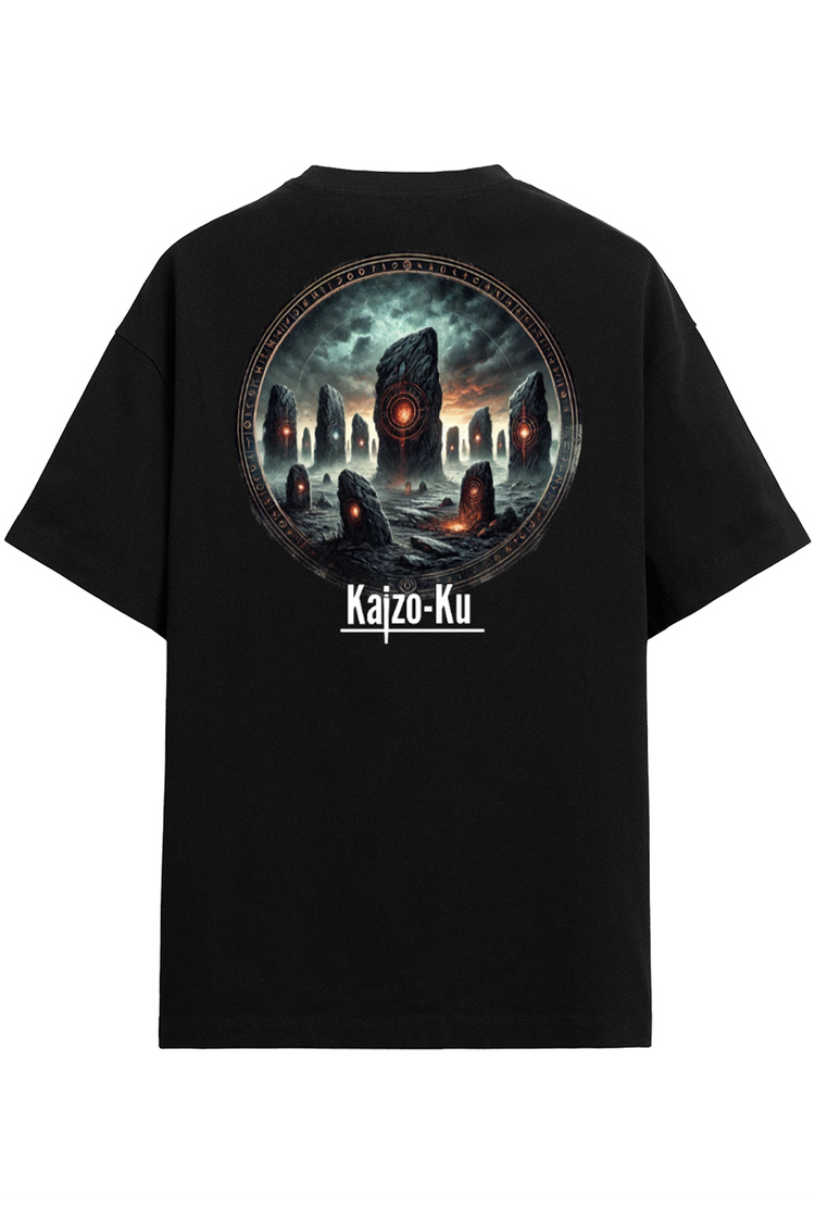 Découvrez le t-shirt oversized Kaizo-Ku Monolith en action. Son design inspiré des monolithes antiques et des cercles ésotériques offre un look mystique unique.