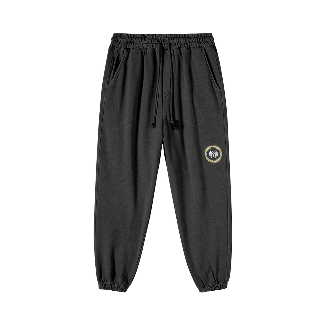  Jogger black washed Kaizo-Ku x Maze avec le logo lumineux brodé. Oversized et conçu avec des matériaux de haute qualité, parfait pour le gaming et l’urbain.