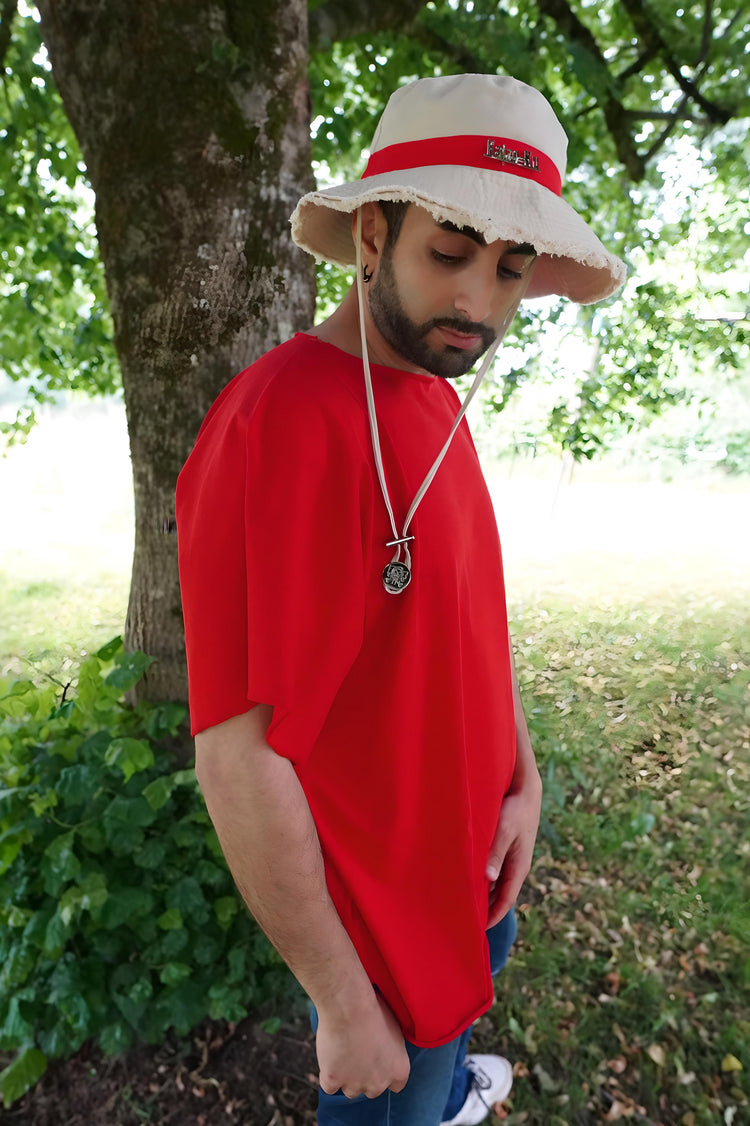 Vue latérale droite du t-shirt oversize Kaizo-Ku, tombé naturel du jersey et silhouette ample fidèle à l’univers One Piece.